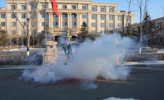 1. 南山总公司在爆竹声中喜迎复工日_副本.jpg